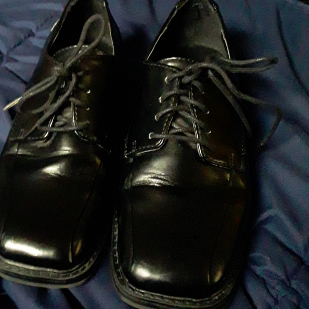 Black dress shoes